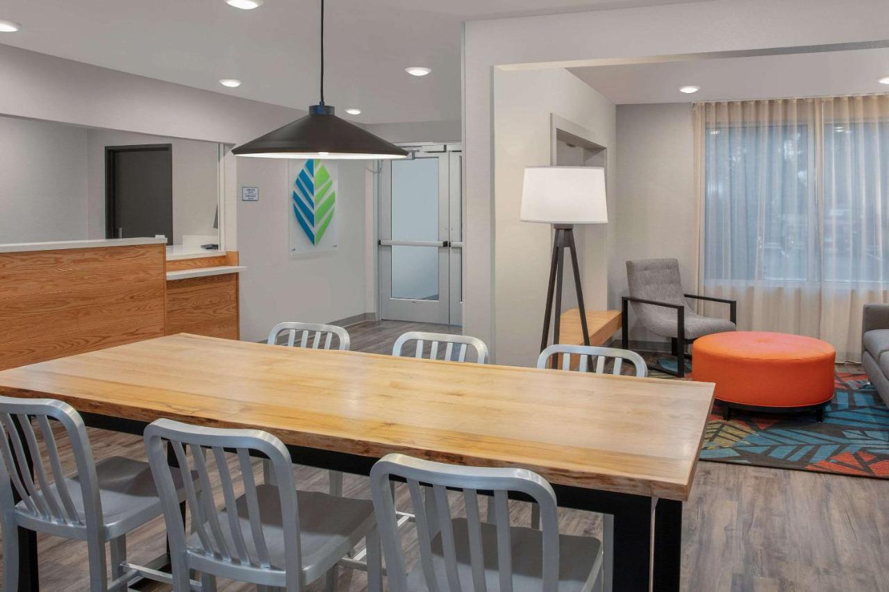 Wood Spring Suites Washington Dc East Arena Drive Lake Arbor Buitenkant foto